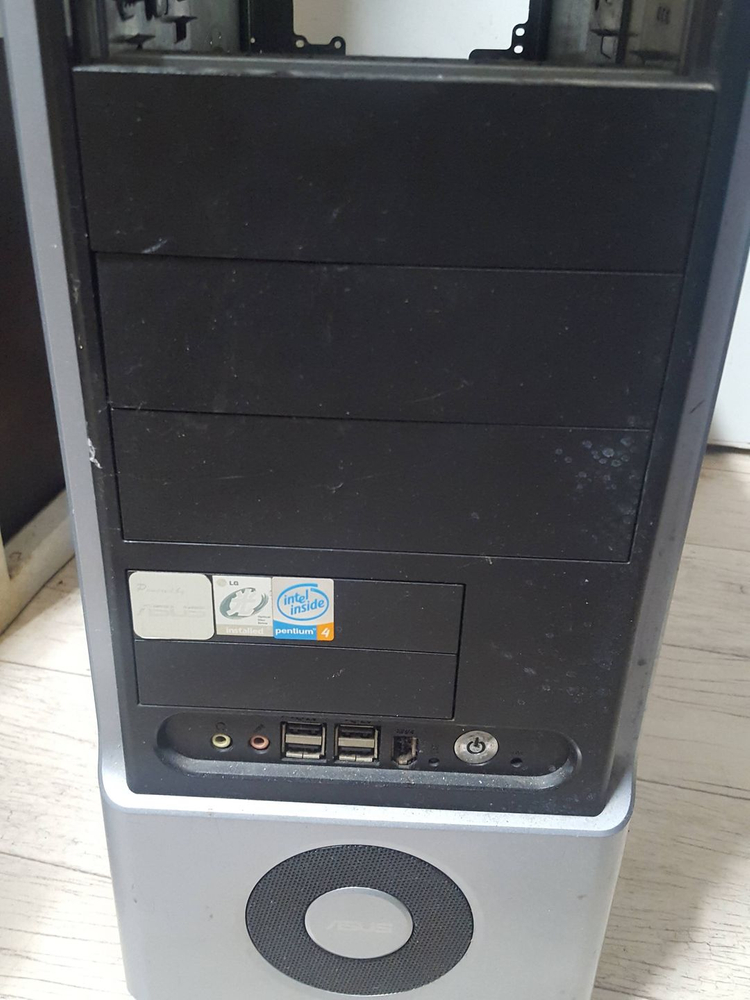 asus 서버용 빅타워 케이스 판매합니다. 베이 많고 잘 작동합니다. 이미지