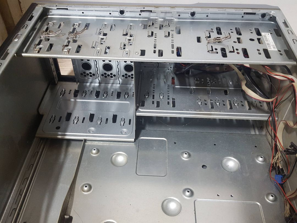 asus 서버용 빅타워 케이스 판매합니다. 베이 많고 잘 작동합니다. 이미지
