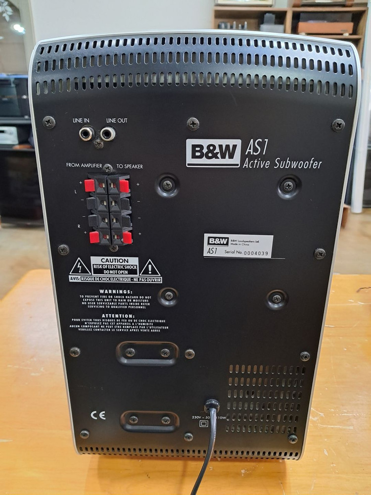 b&w as 1 우퍼 이미지