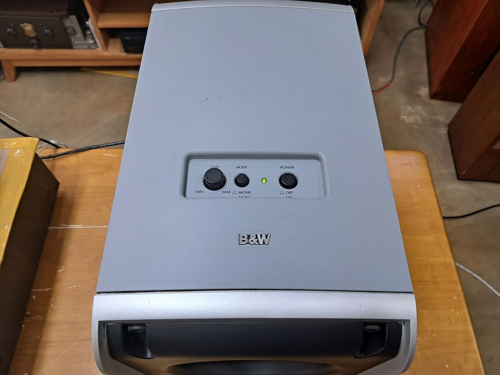 b&w as 1 우퍼 이미지