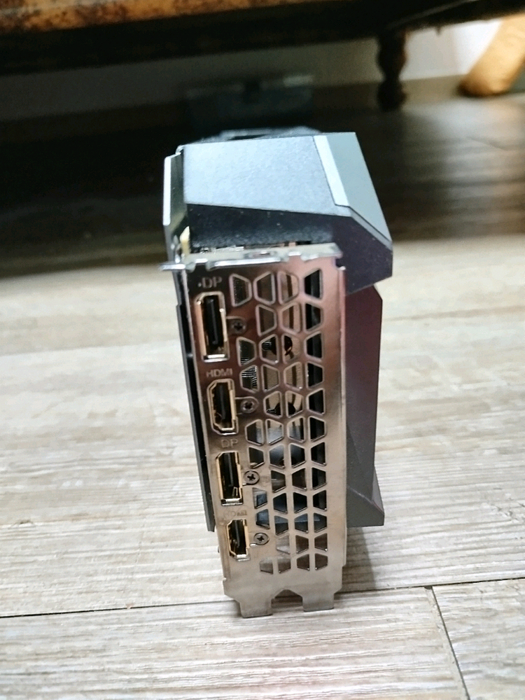 기가바이트 GEFORCE RTX 3070 Ti 그래픽카드 3팬. 2022년사용감 적고 상태최상 전주시--4