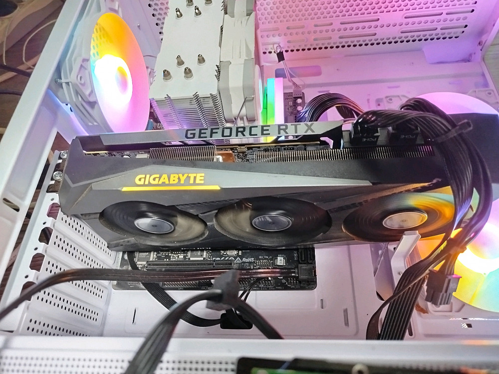 기가바이트 GEFORCE RTX 3070 Ti 그래픽카드 3팬. 2022년사용감 적고 상태최상 전주시--5