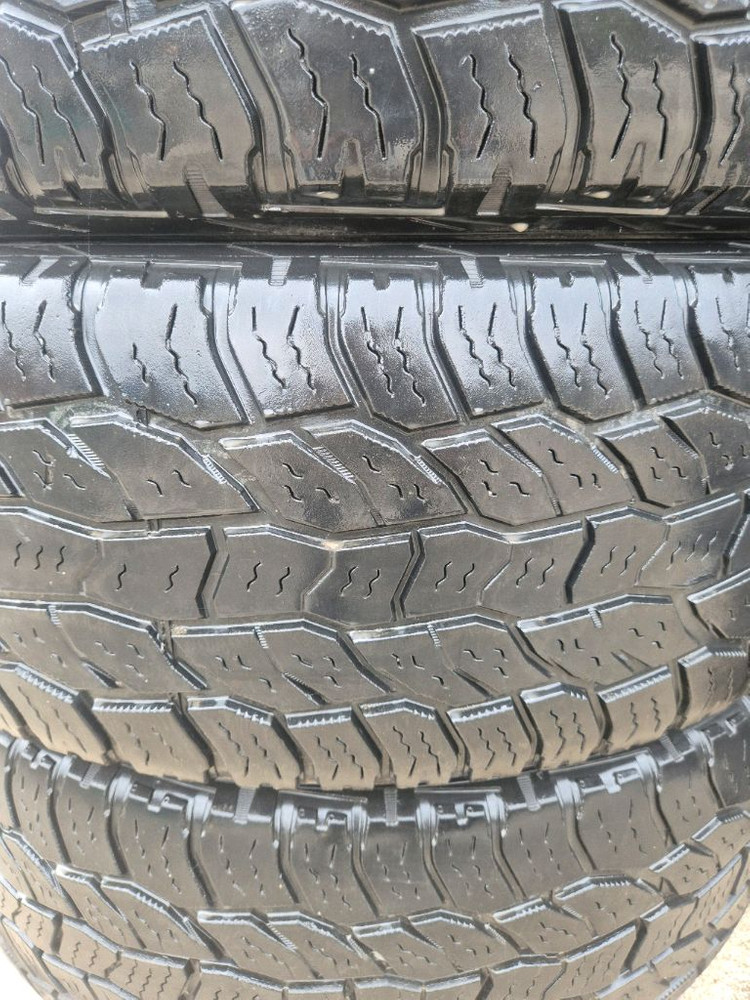 275 60 20 atm 타이어 1대분 판매합니다.장착 및 휠발란스 포함 개당 7만원입니다.트래드 사진참고해주세요0--1