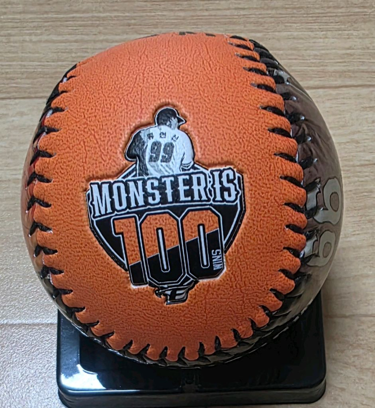 류현진 한화 100승 기념구 친필 싸인볼 이미지