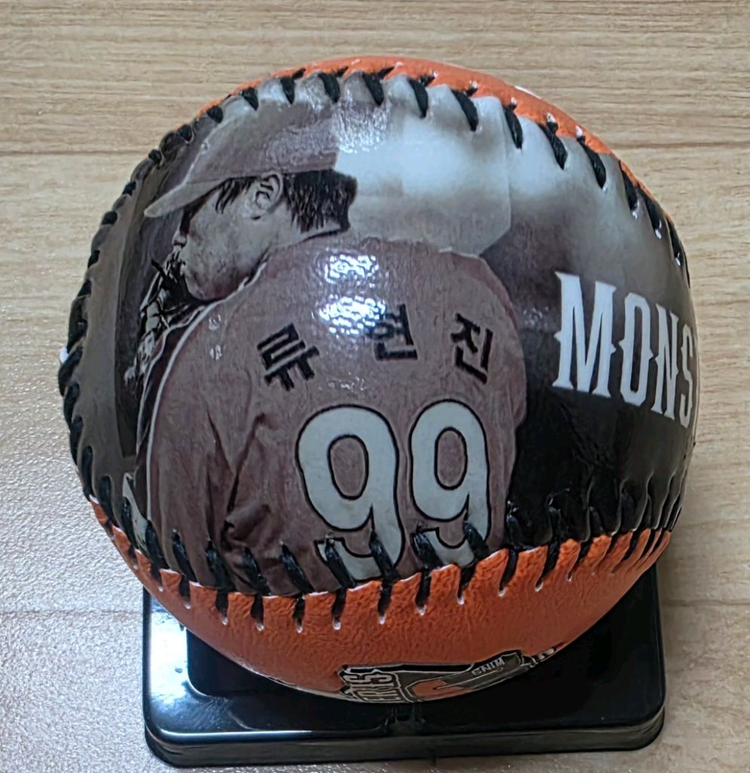 류현진 한화 100승 기념구 친필 싸인볼 이미지