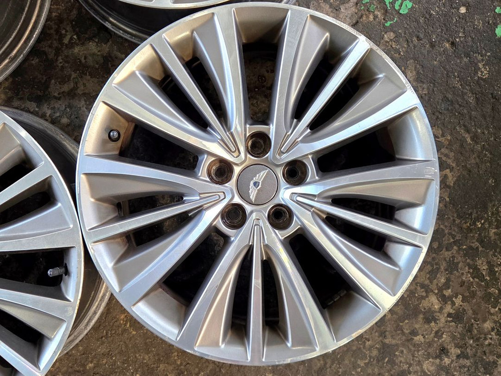 제네시스BH 후기형 18인치휠 pcd114.3 현대 기아 삼성 등 팝니다--1