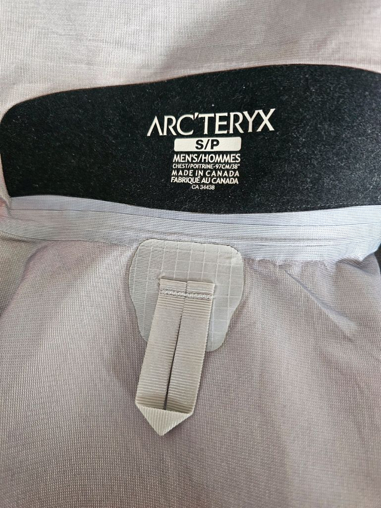 아크테릭스 고어텍스 레드 바람막이 이미지