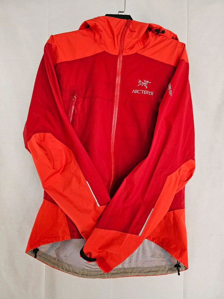 아크테릭스 고어텍스 레드 바람막이 이미지