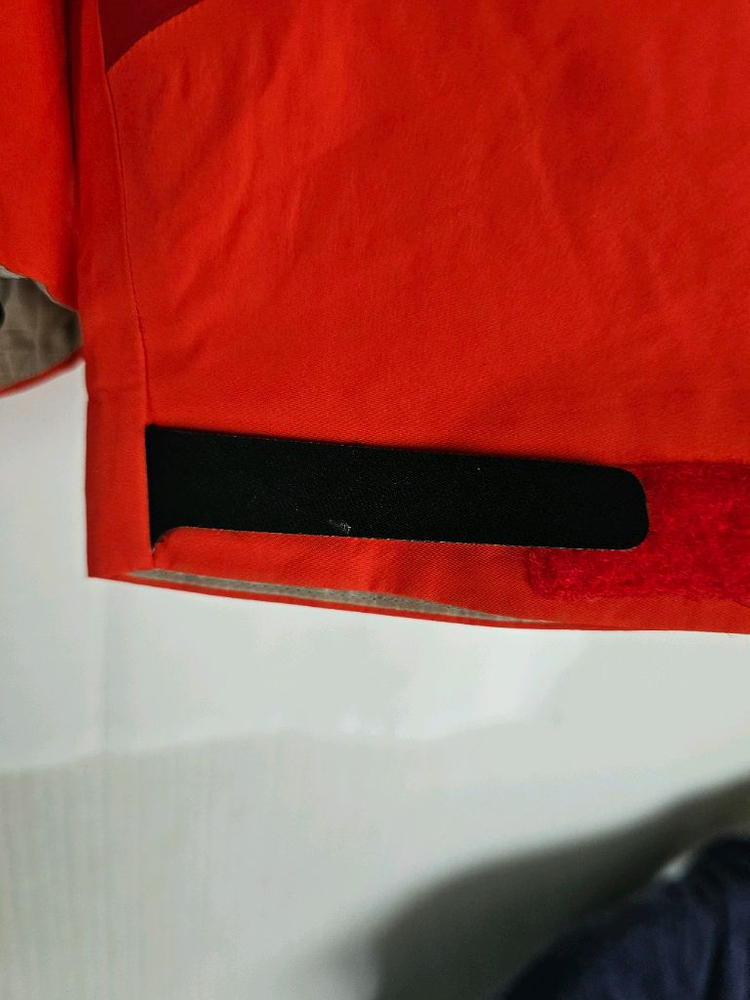 아크테릭스 고어텍스 레드 바람막이 이미지