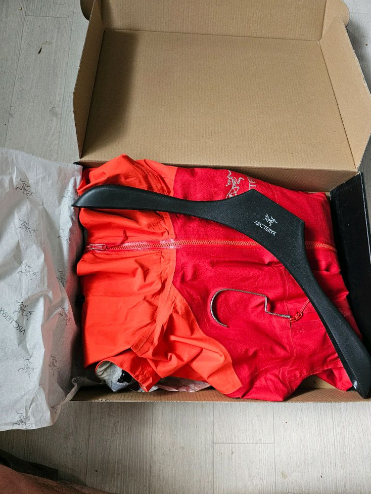 아크테릭스 고어텍스 레드 바람막이 이미지