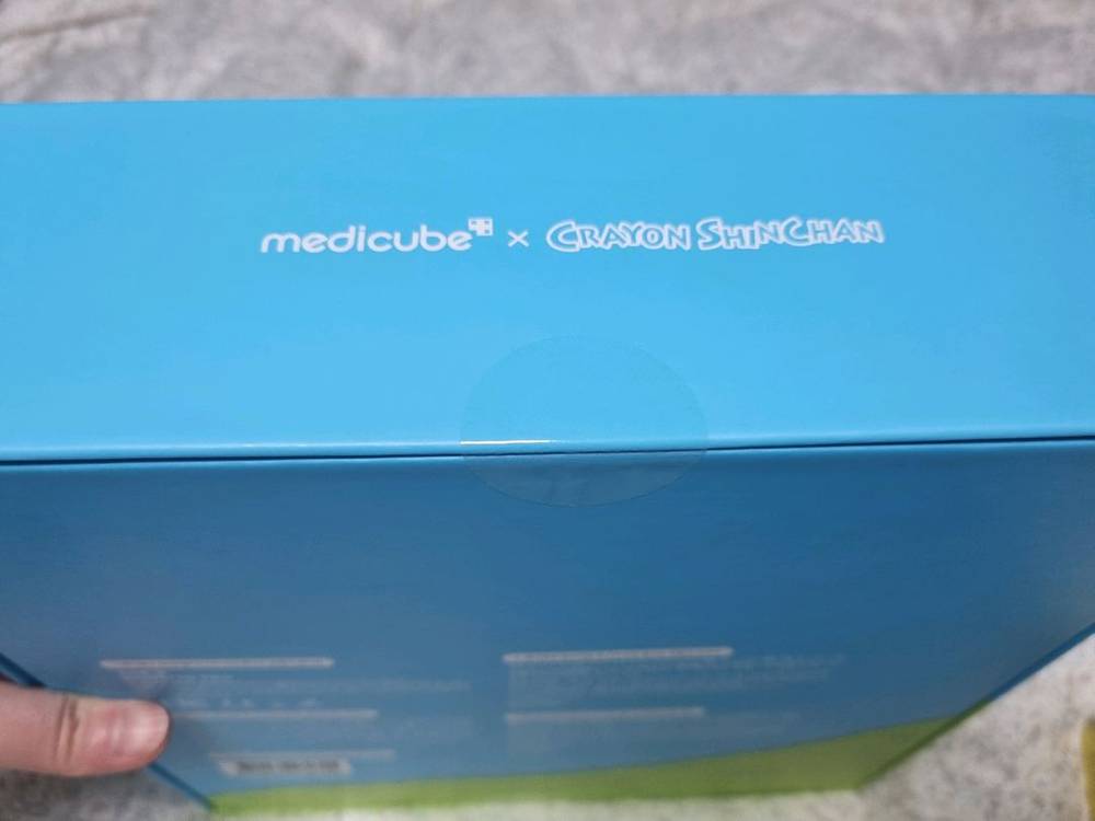 미개봉 새상품 메디큐브 에이지알 부스터프로 짱구 에디션+글루타치온 글로우 앰플 50ml 새상품 피부케어기기--5