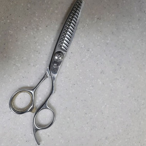 도쿠마 25프로감모율 숱가위 팝니다.