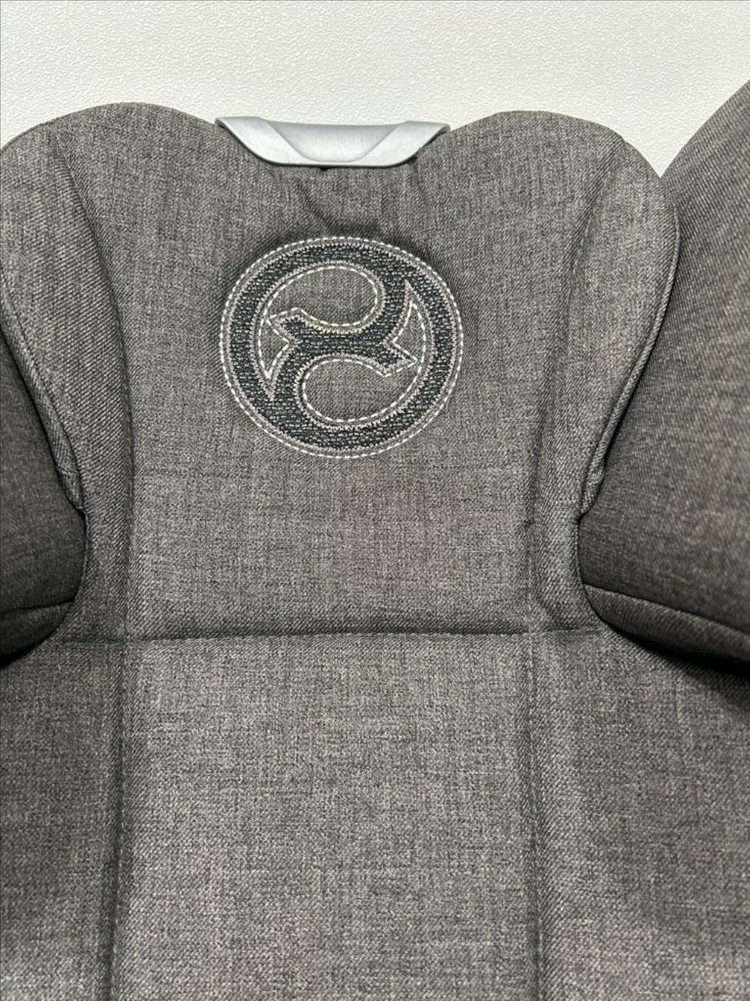 싸이벡스 주니어카시트 이미지