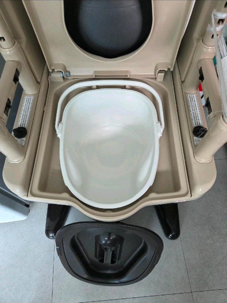 의료용 이동식 화장실 의자--5