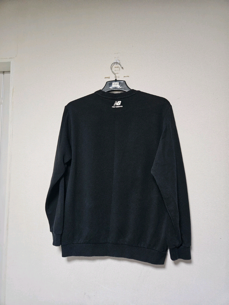 뉴발란스 105호 맨투맨 블랙--3