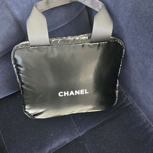 샤넬 뷰티 패딩 파우치