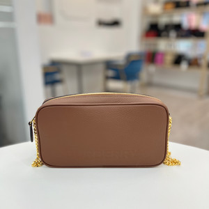 [중고명품 럭스올 울산점]버버리 일론게이티드 엠보스트 카메라백 미사용