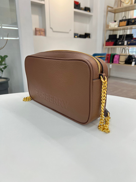 [중고명품 럭스올 울산점]버버리 일론게이티드 엠보스트 카메라백 미사용--1