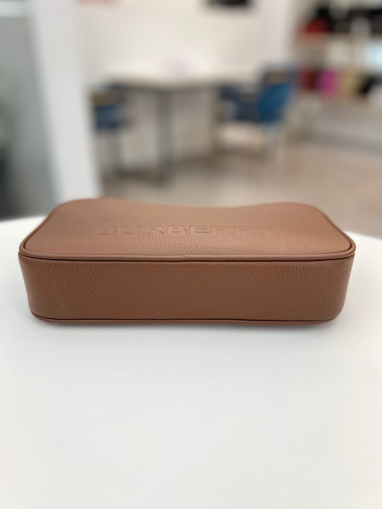 [중고명품 럭스올 울산점]버버리 일론게이티드 엠보스트 카메라백 미사용--3