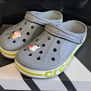 크록스235사이즈 챠콜 바야밴드 지비츠포함