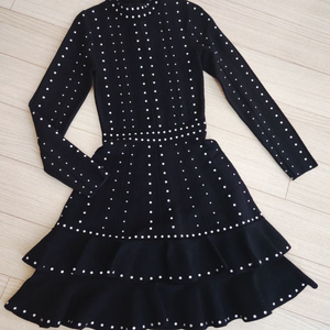 산드로 비즈 도트 니트 원피스 블랙 / 프릴라인