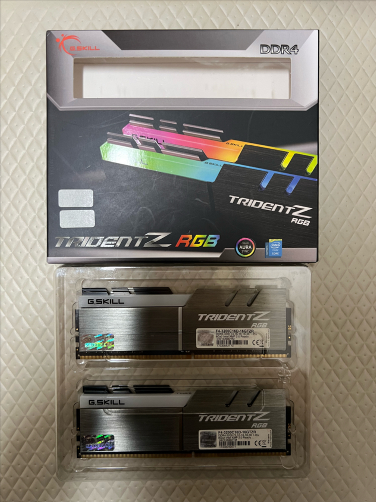 지스킬 DDR4 3200 cl16 8gb 램 2개--1