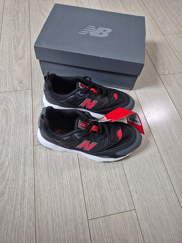 쿨거시 6만5천택포! 미착용 새제품 뉴발란스 키즈 와이드 가볍고 편한 운동화 남아여아운동화 사이즈 190 이미지