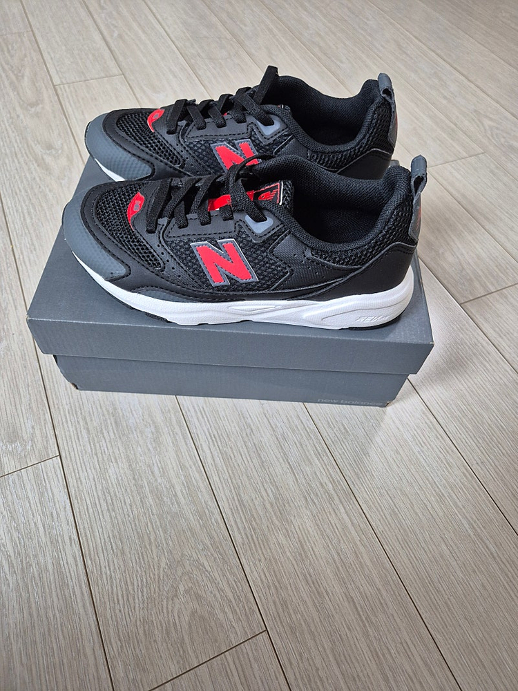 쿨거시 6만5천택포! 미착용 새제품 뉴발란스 키즈 와이드 가볍고 편한 운동화 남아여아운동화 사이즈 190 이미지