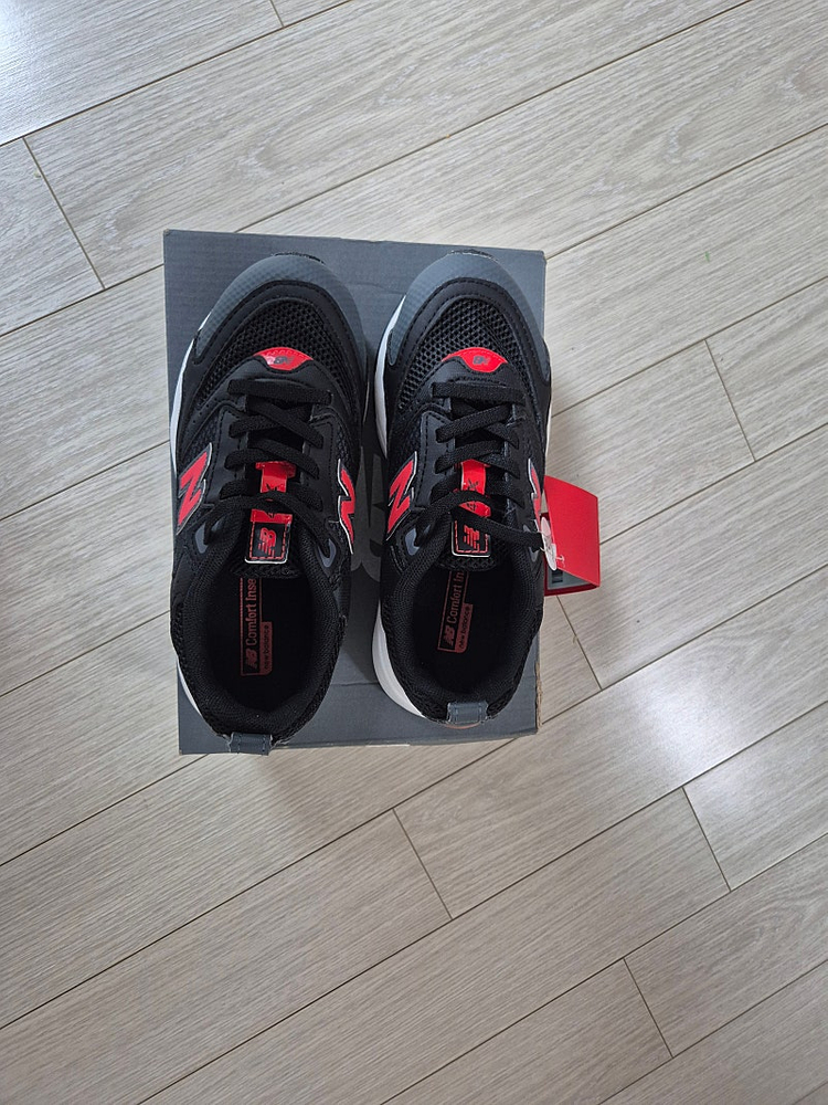 쿨거시 6만5천택포! 미착용 새제품 뉴발란스 키즈 와이드 가볍고 편한 운동화 남아여아운동화 사이즈 190 이미지