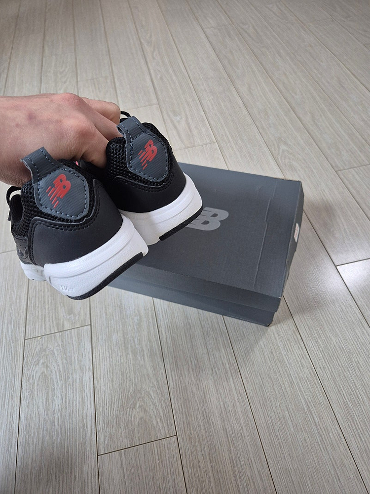 쿨거시 6만5천택포! 미착용 새제품 뉴발란스 키즈 와이드 가볍고 편한 운동화 남아여아운동화 사이즈 190 이미지