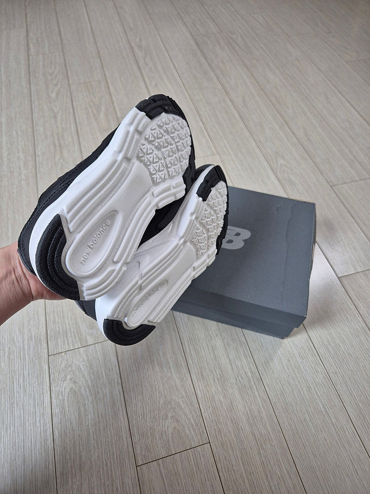 쿨거시 6만5천택포! 미착용 새제품 뉴발란스 키즈 와이드 가볍고 편한 운동화 남아여아운동화 사이즈 190 이미지