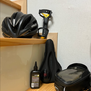 자전거용품 일괄) 헬멧, 물통/스피커 거치대, 실리콘 젤안장커버, 휴대폰거치 및 가방