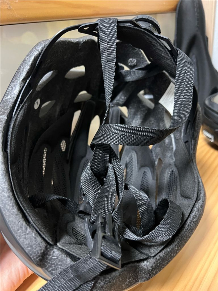 자전거용품 일괄) 헬멧, 물통/스피커 거치대, 실리콘 젤안장커버, 휴대폰거치 및 가방 이미지