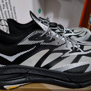 호카 마파테 스피드 4 라이트 TS 블랙 화이트 (255사이즈)팝니다.