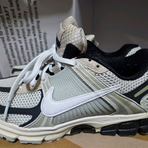 나이키 줌 보메로 5 라이트 본 앤 블랙 (250사이즈)팝니다.