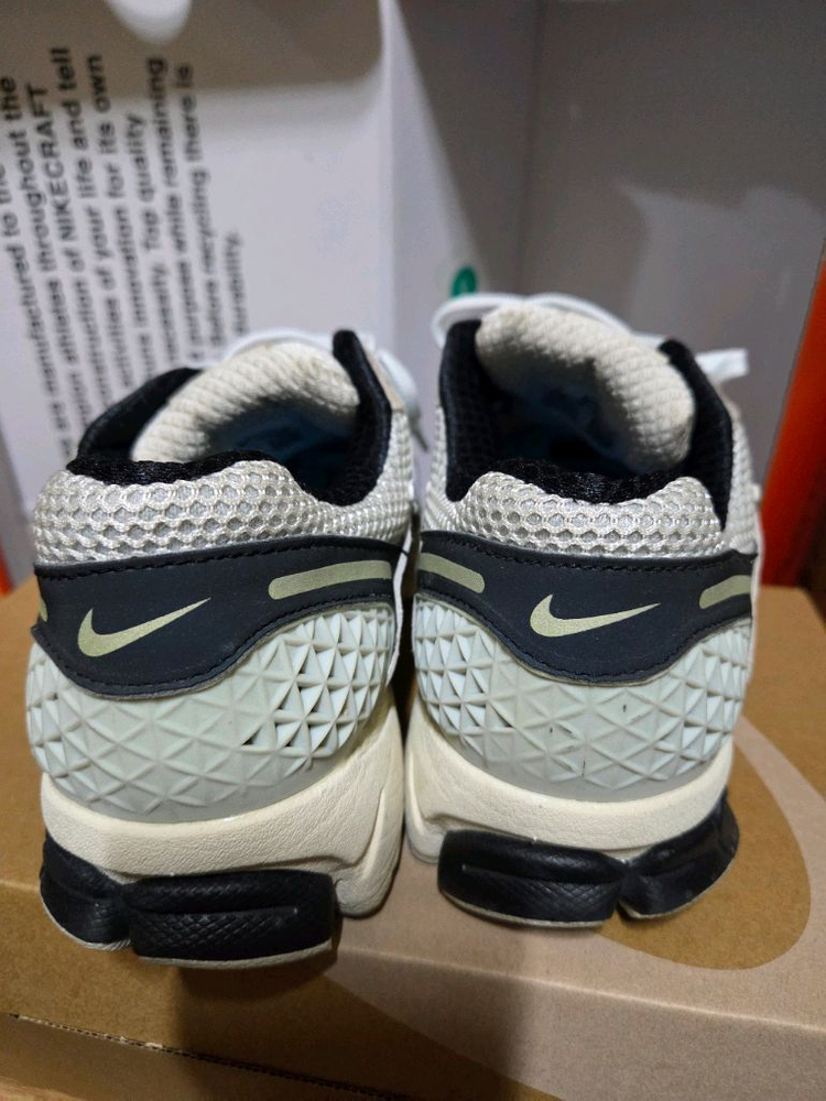 나이키 줌 보메로 5 라이트 본 앤 블랙 (250사이즈)팝니다.--2