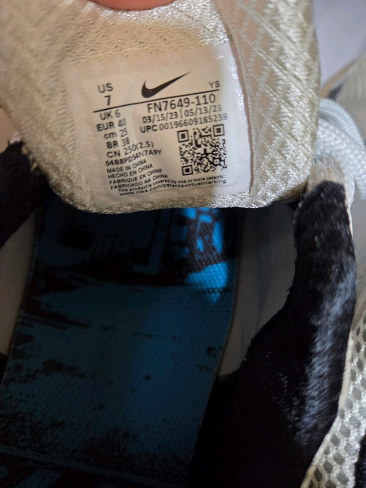 나이키 줌 보메로 5 라이트 본 앤 블랙 (250사이즈)팝니다.--3