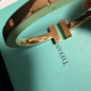 티파니앤코 T스퀘어 엘로우골드 xs 팔찌