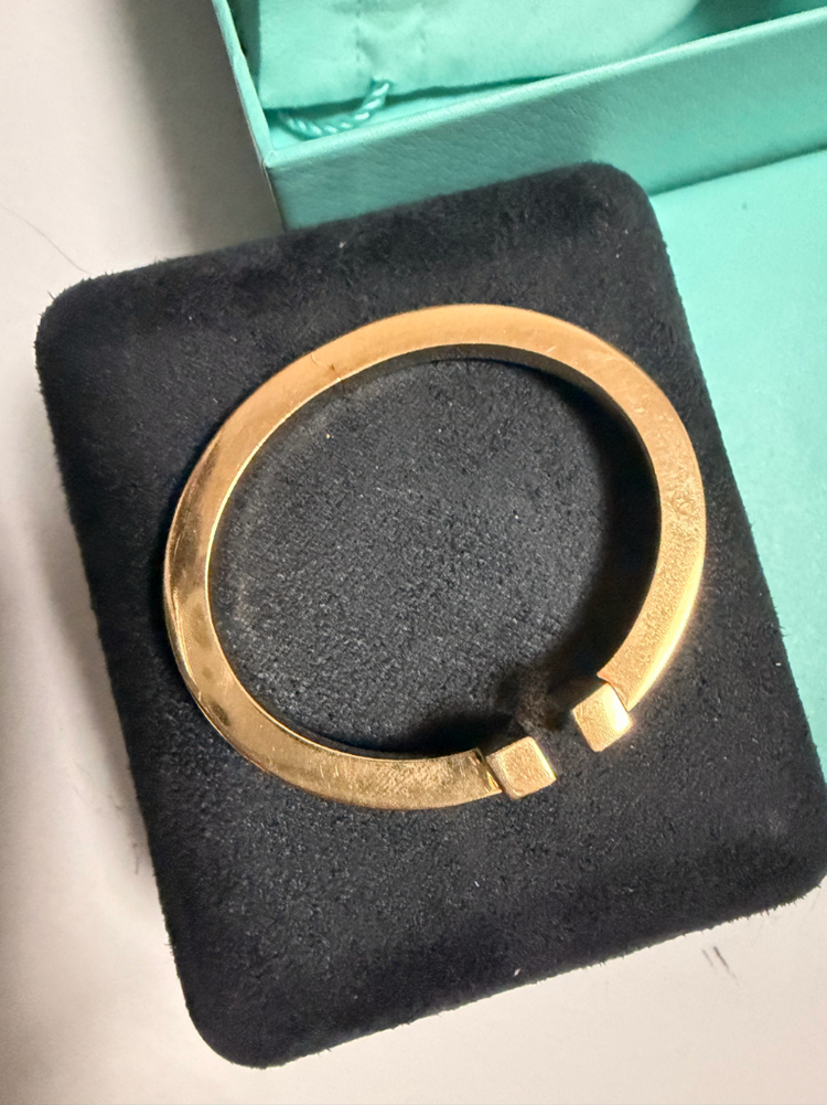 티파니앤코 T스퀘어 엘로우골드 xs 팔찌--2