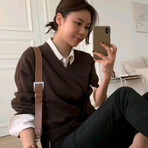 유메르 브이넥 니트 ( 배송온 비닐 그대로, 새상품 )