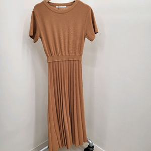 지컷 백 레터링 플리츠 원피스