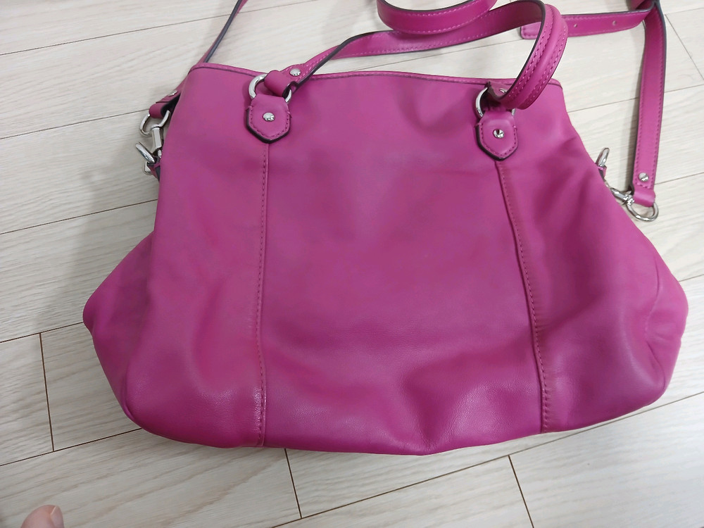 코치 핑크 가죽가방--1