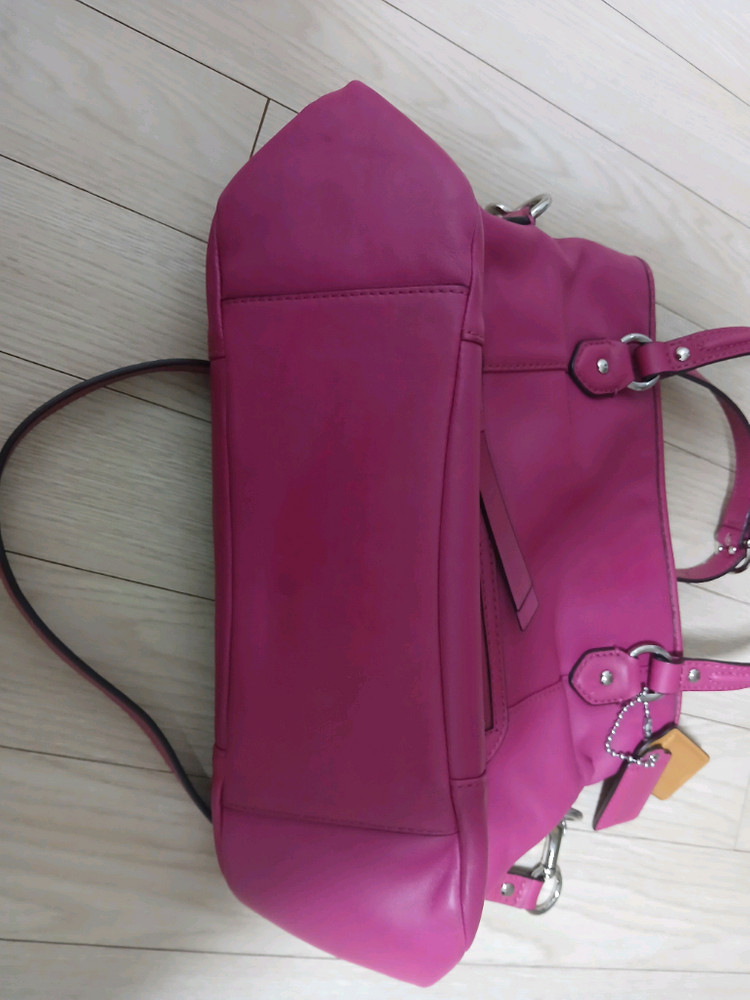 코치 핑크 가죽가방--2