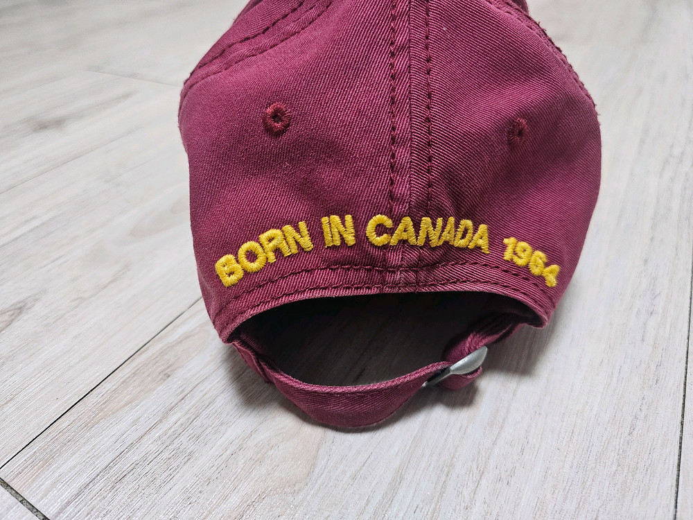 Dsquared2 캐나다 군단 1964년생 볼캡 모자 (와인) 4.5만에 팝니다.--1