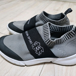 코오롱 스포츠 CRAYON 스니커즈 3.5만에 팝니다. (260)