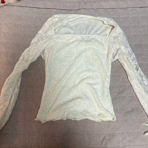 아이보리 오프숄더 셔링 티셔츠