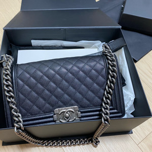 샤넬 보이백 미듐 은장 새상품