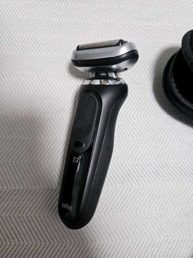 브라운전기면도기 S7 팝니다 면도날은 새것입니다 이미지