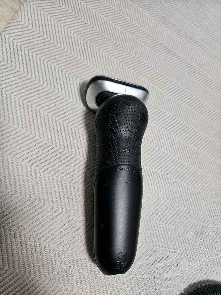 브라운전기면도기 S7 팝니다 면도날은 새것입니다 이미지