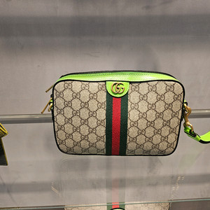 구찌 GG 수프림 크로스백